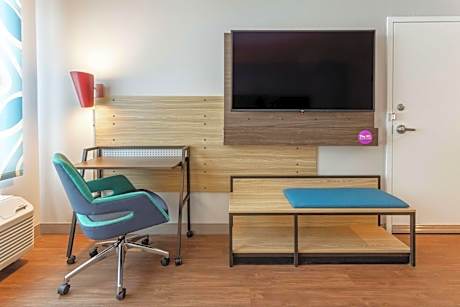 King Room with Bath Tub - Mobility and Hearing Access