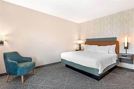 1 King W/ Fridge Nonsmoke