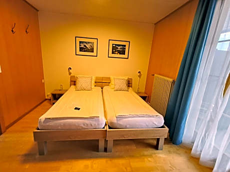Twin Room with Shared Bathroom and Balcony
