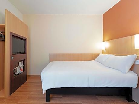 Standard Room with 1 Double Bed