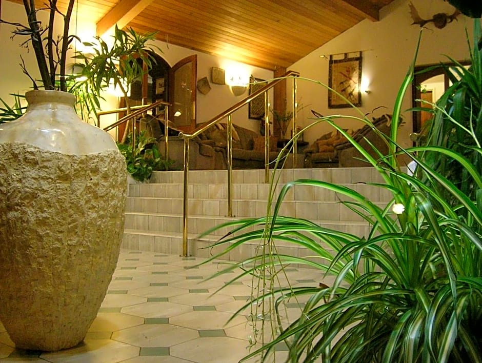 Cedar Lodge Hotel & Restaurant