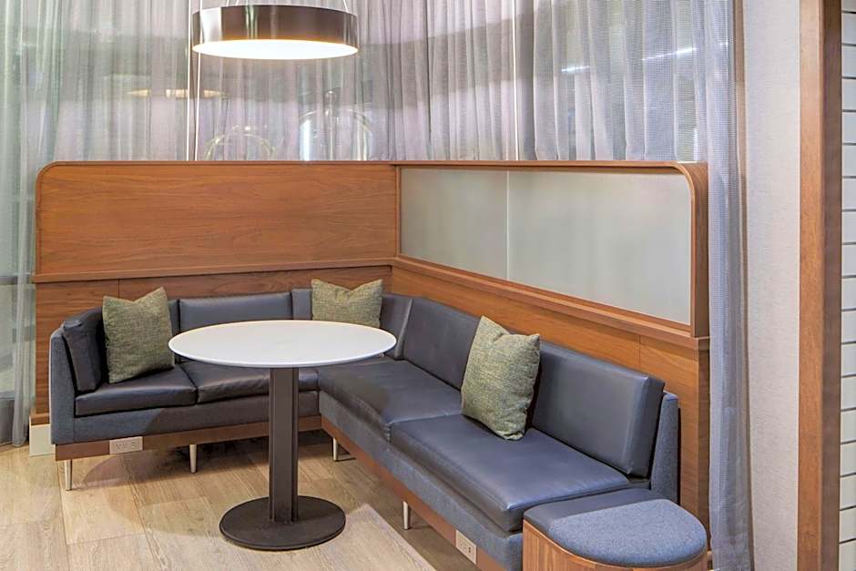 Courtyard by Marriott Chicago Downtown/River North