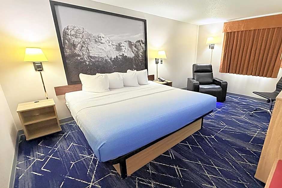 Photo 1 of 8 of 1 Queen Bed, Mobility Accessible, Bathtub