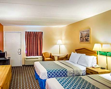 2 Queen Beds, Smoking