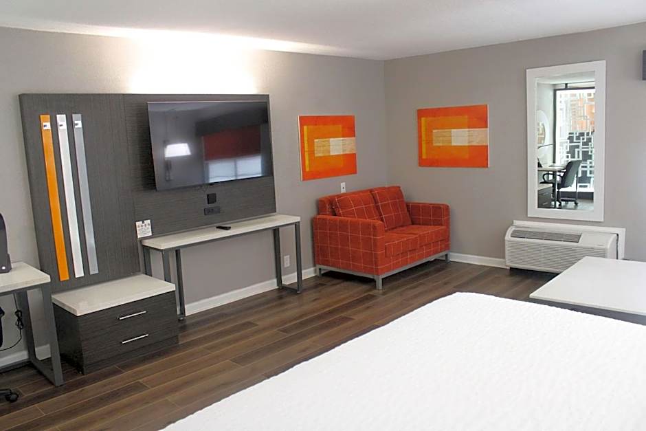 Clarion Pointe Marshall