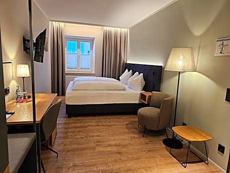 Deluxe Double Room (2 Adults + 1 Child)