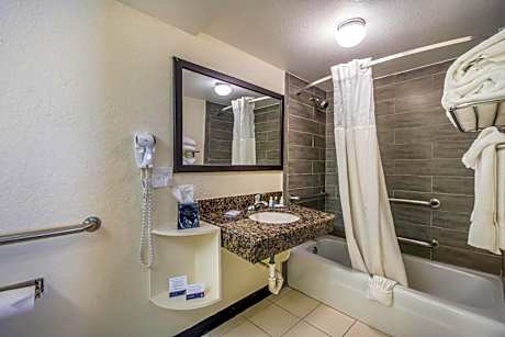 1 King Bed, Nonsmoking, Accessible