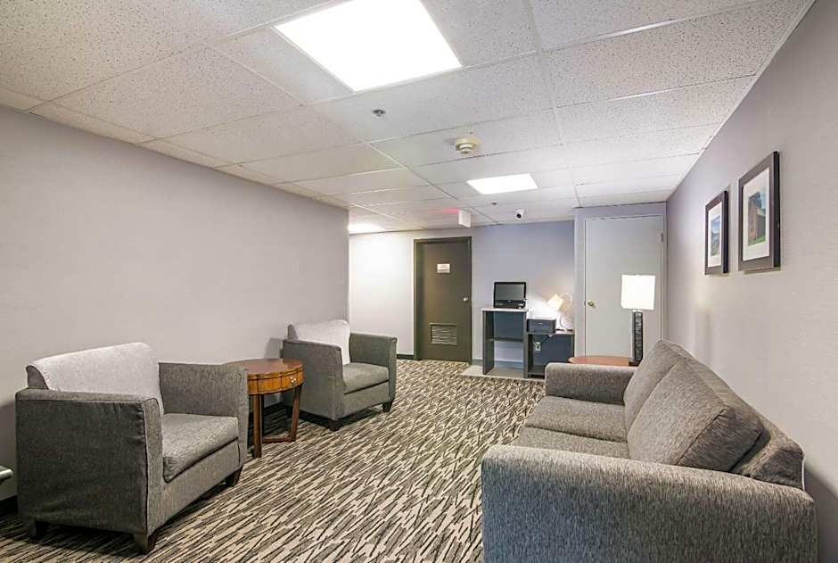 Clarion Pointe Jamestown - Falconer