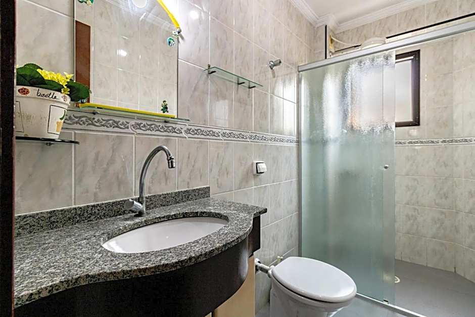 Apto com bela vista a 100m da Praia da Guilhermina