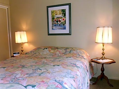 1 Queen Bed, Garden View