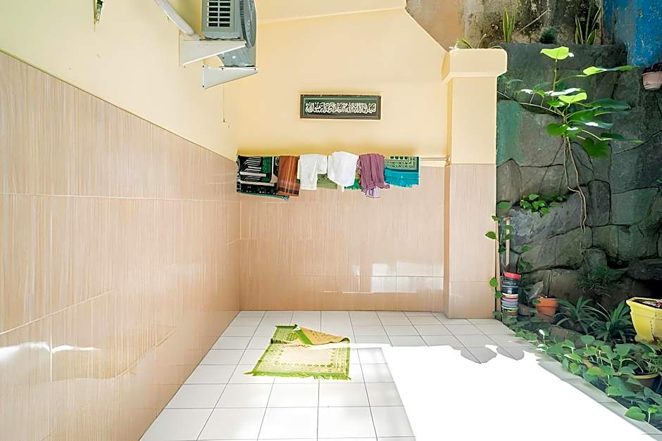 RedDoorz Syariah near Jembatan Merah Plaza