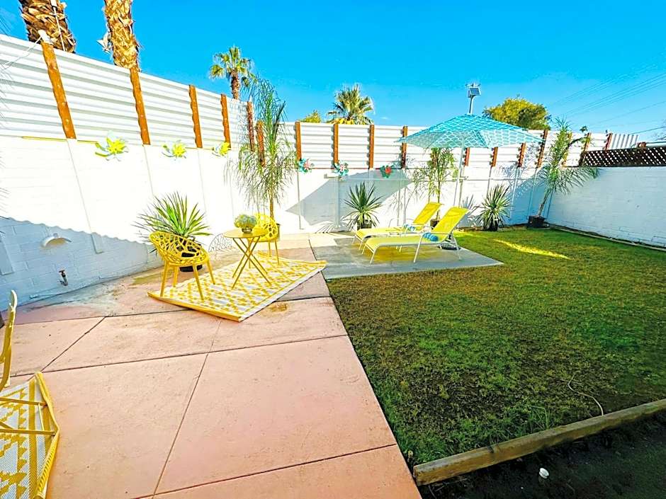 A PLACE IN THE SUN Garden Hotel - Big Units with Privacy Gardens & Heated Pool & Spa in 1 Acre Park Prime Location, PET Friendly