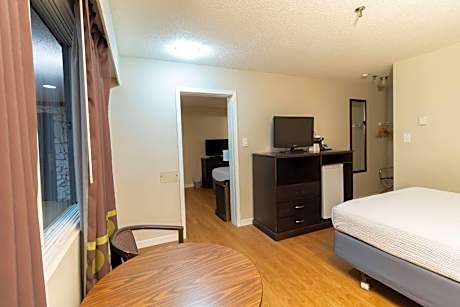 Queen Suite with Sofa Bed - Non-Smoking