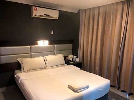 Deluxe Queen Bed