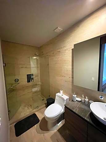 Luxury One Bedroom Apartment - Airport View & Laundry Center