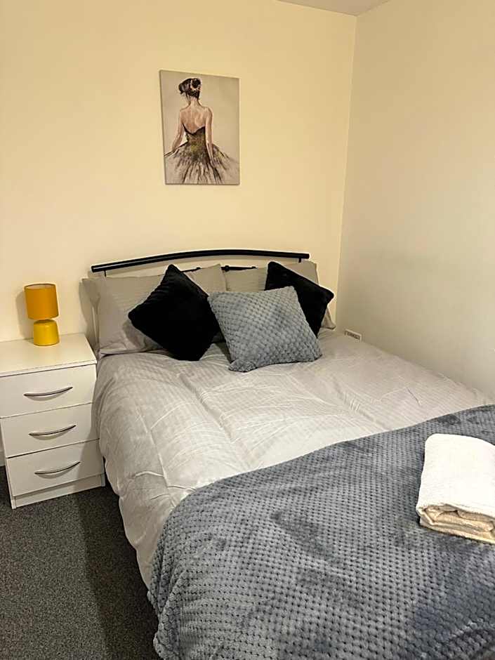 Lovely Town house Room 4