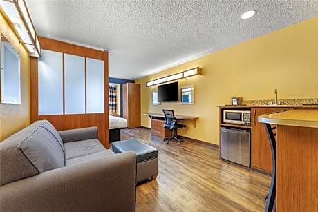 Suite-1 King Bed NSMK Larger Room Sofabed For One Person Desk Microwave Fridge Wi-Fi Full Breakfast