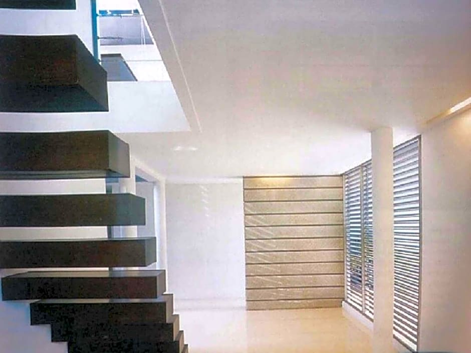 Flat06. Minimalist Residence