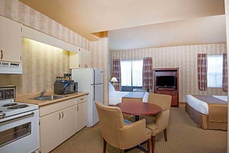 Queen Room with Two Queen Beds and Kitchenette