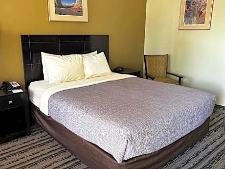 Queen Room - Accessible/Non-Smoking