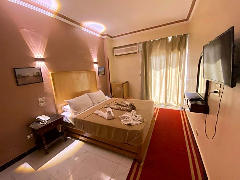 Shady Hotel Luxor
