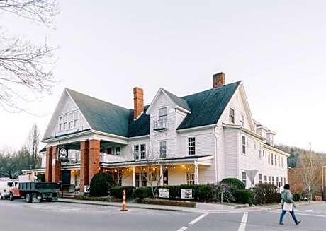 The NuWray Hotel & Carriage House