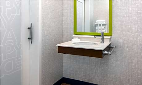 2 Queens Mobility Access W/Tub Nonsmoking