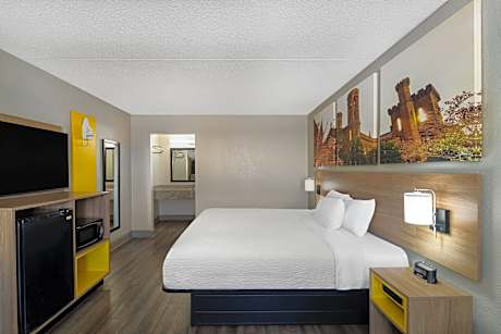 1 King Bed, Non-Smoking