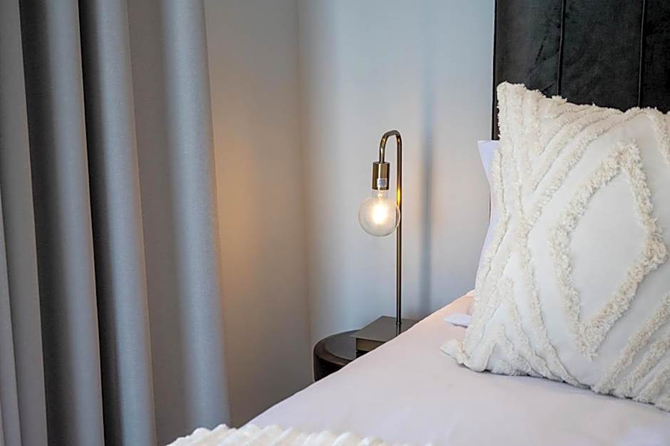 Luxury Bellagio 302 with Sea Views and Inverter