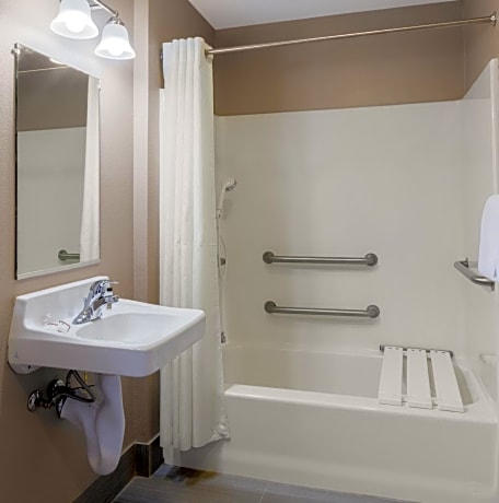 Triple Room with Bath Tub - Mobility Access/Non-Smoking