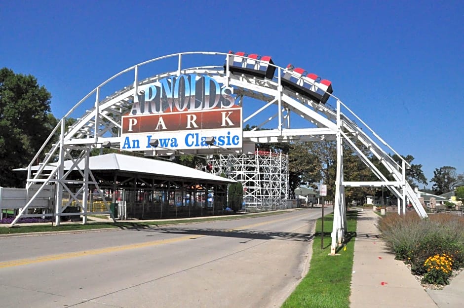 Okoboji Inn & Suites