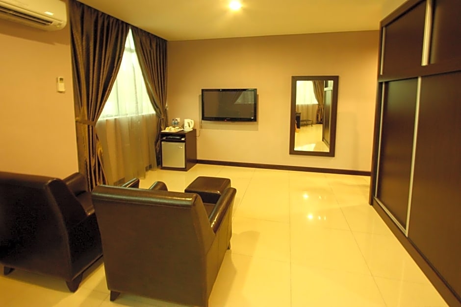 Capital O Rail Hotel