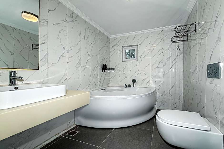 Moonshine Hotel & Suites