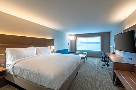 King Room with Roll-In Shower - Disability Access