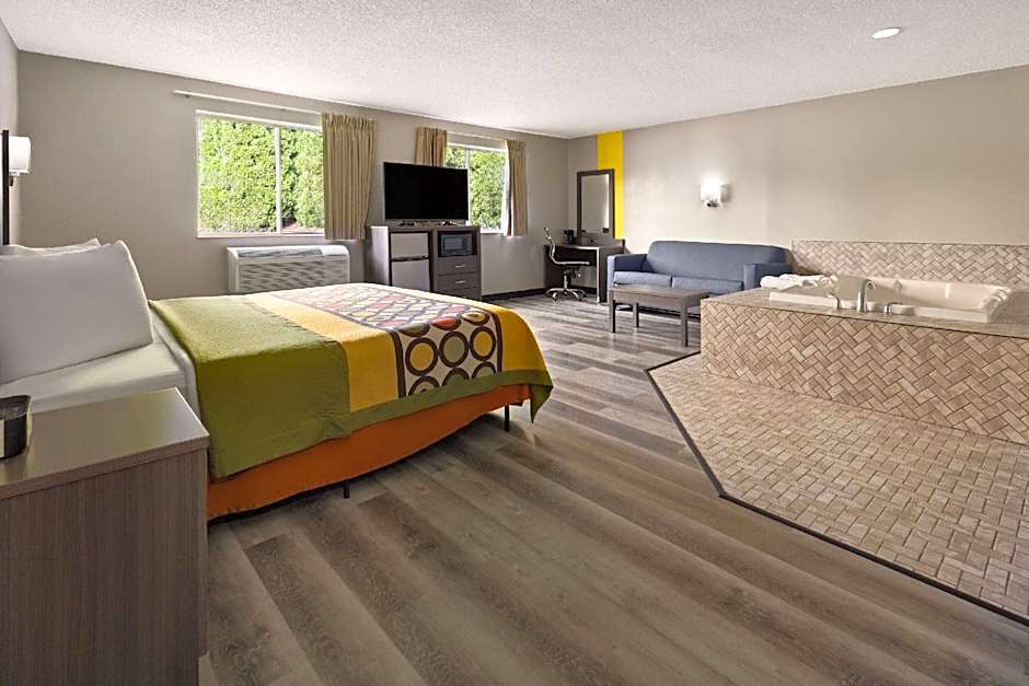 Super 8 by Wyndham Burnham/Lewistown