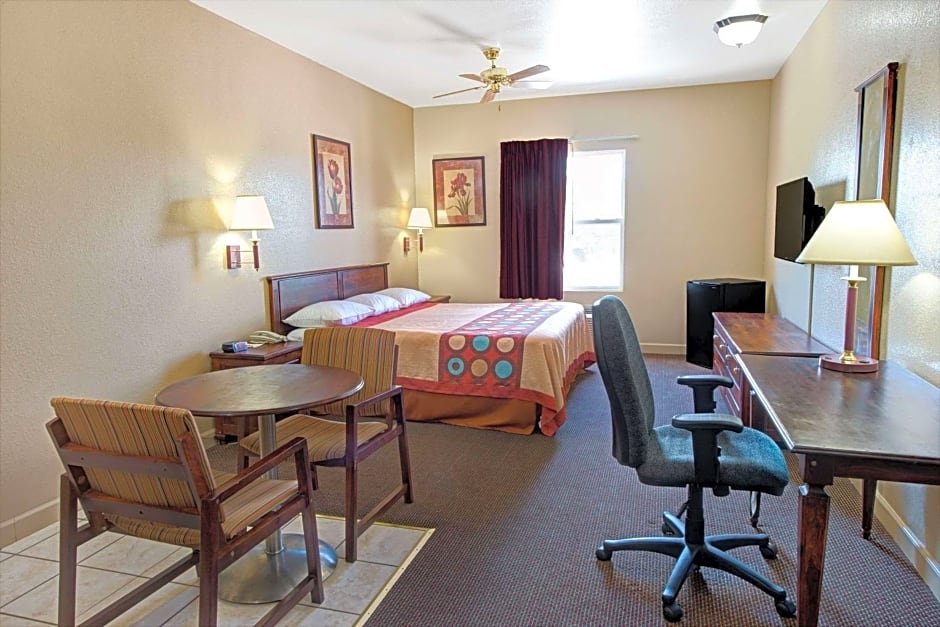 Super 8 by Wyndham St. Louis Airport