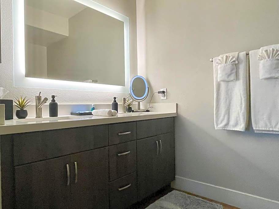 Lux One Bedroom Condo with Garden View