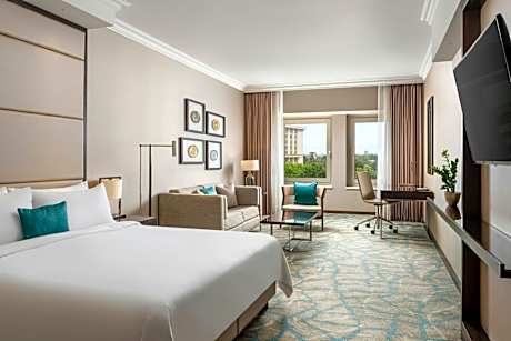 Grand Executive One King Bed with Access and Breakfast in Executive Lounge
