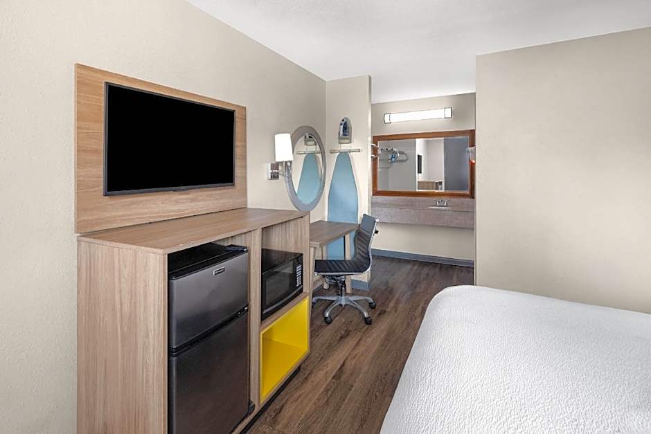 Days Inn by Wyndham College Park Airport Best Road