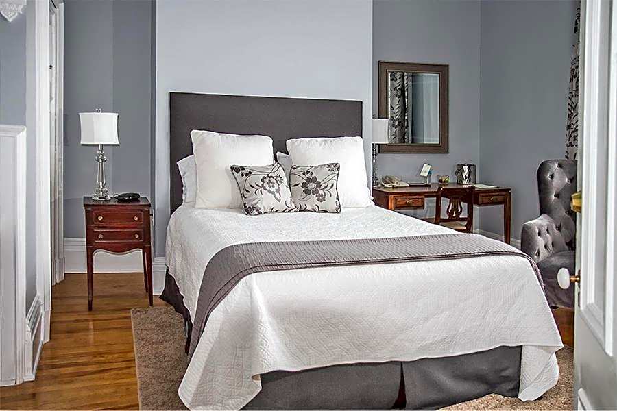 Photo 1 of 3 of 1 Queen Bed