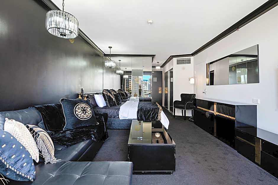 Medusa's Luxe Retreat - Prime Surfers Paradise Spot