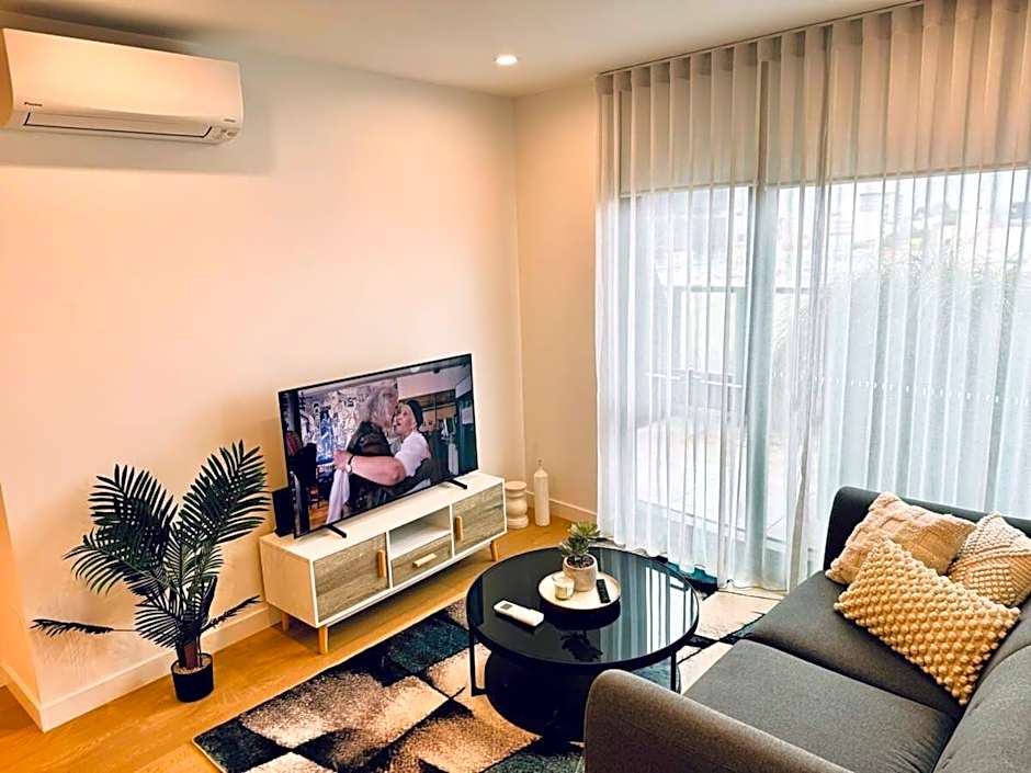 Chic 1BR Apt Urban Retreat Pool Parking Gym