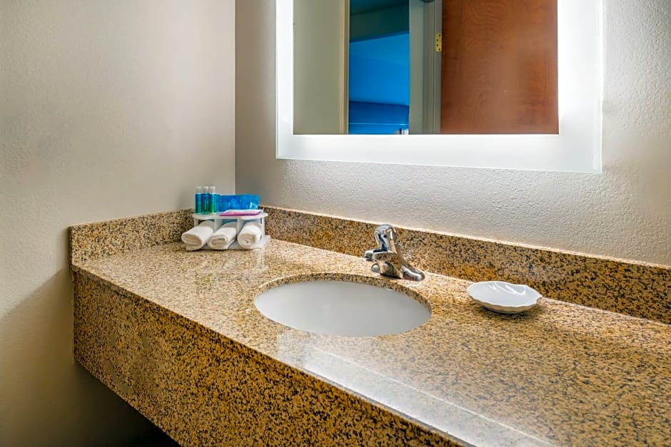 Holiday Inn Express & Suites Rocky Mount Smith Mountain Lake By IHG
