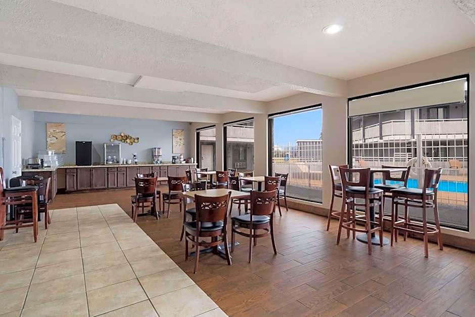 Spanish Trails Inn - Laredo Hotel