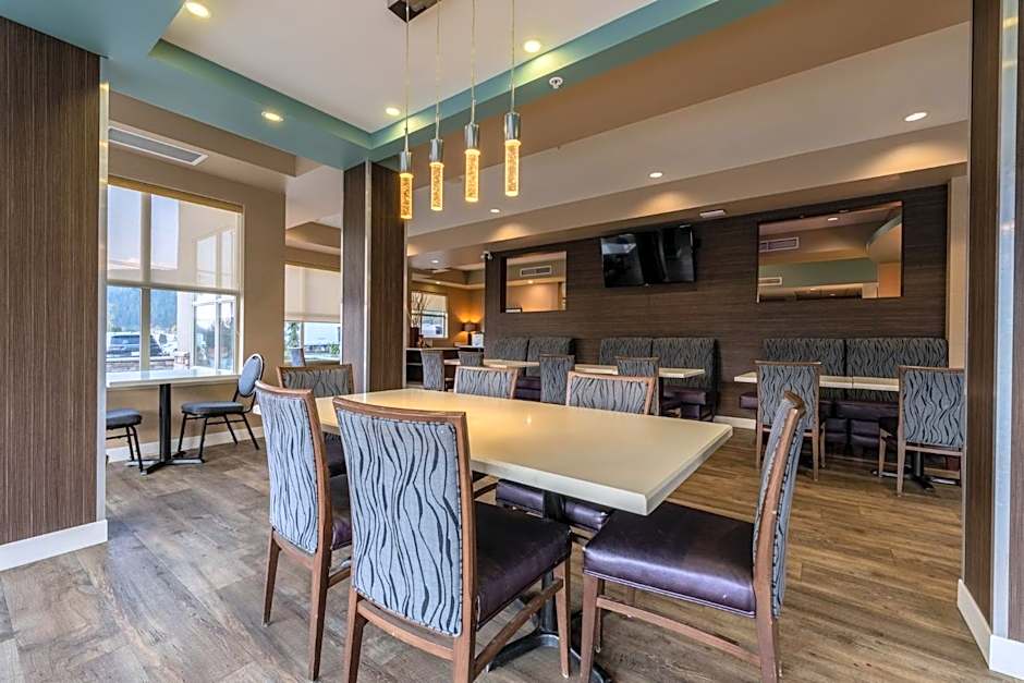 Holiday Inn Express Golden-Kicking Horse By IHG