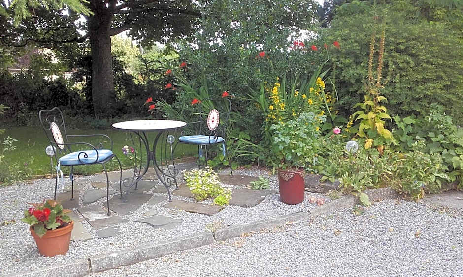 Twin Oaks Bed & Breakfast