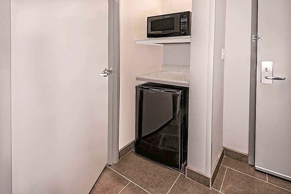 La Quinta Inn & Suites by Wyndham Dallas Grand Prairie North