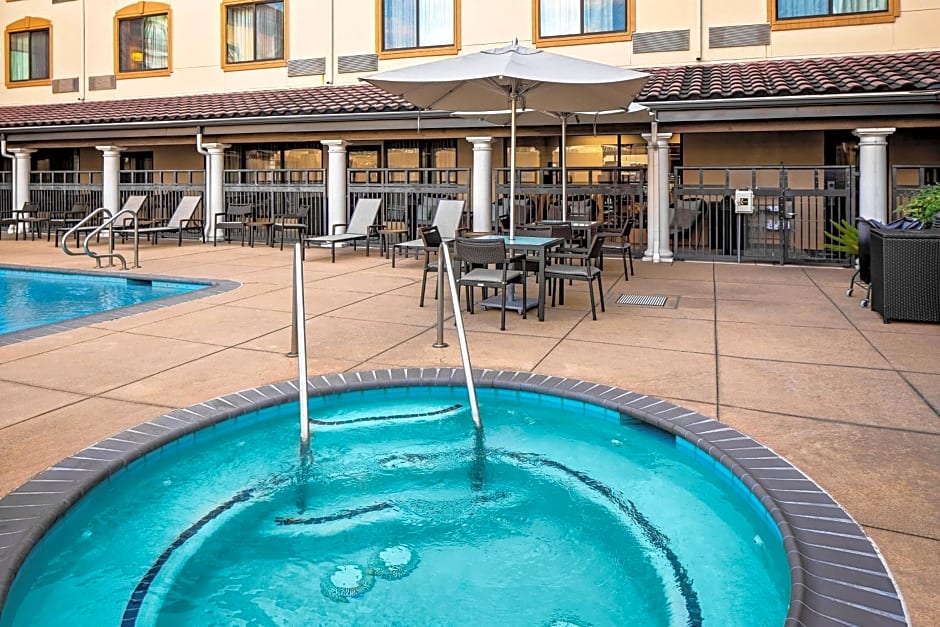 Courtyard by Marriott Houston Rice University