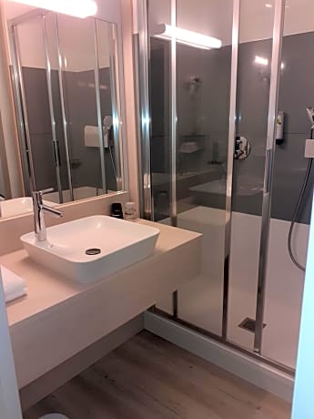 Twin Room with Shower