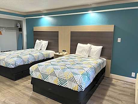 Deluxe Queen Room with Two Queen Beds - Smoking